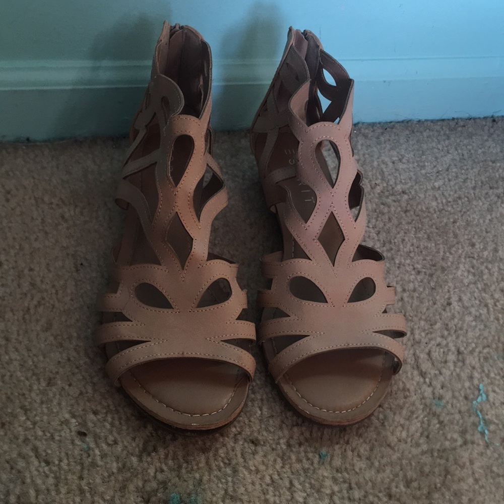 Nude wedge dress shoes
